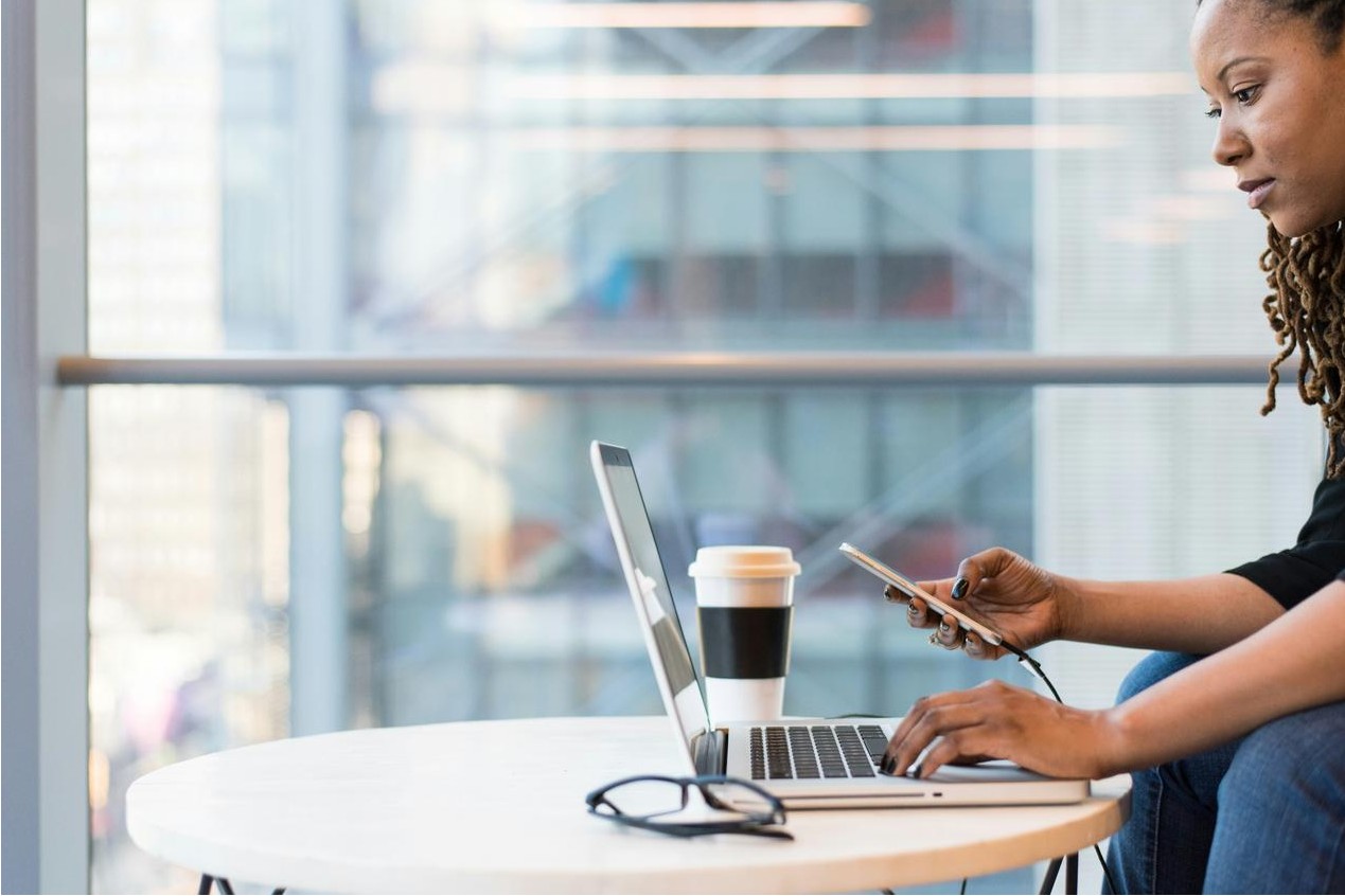 Técnico revisando red de taller